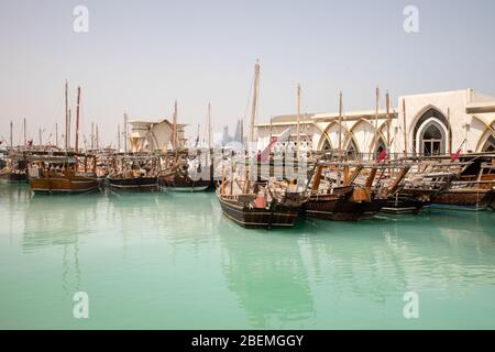 Blick auf Holzschiffe und Dhow Harbor Gebäude in Doha City, Katar Stockfoto