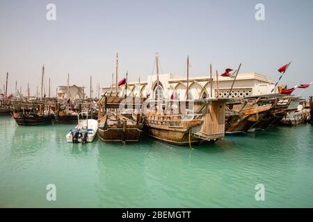 Blick auf Holzschiffe und Dhow Harbor Gebäude in Doha City, Katar Stockfoto