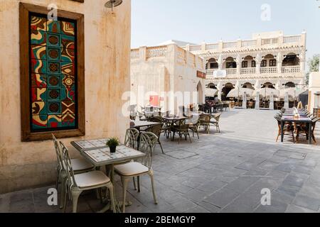 Doha, Katar - 2. März 2020: Blick auf Outdoor-Café auf traditionellen arabischen Markt Souq Waqif in Doha City in Katar Stockfoto