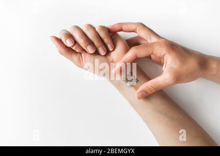 Hand mit qr-Code am Handgelenk. Zukunft der politischen Bevölkerungskontrolle. Chippisierung von Menschen. Stockfoto