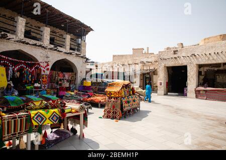 Doha, Katar - 2. März 2020: Blick auf den traditionellen arabischen Markt Souq Waqif Verkauf von Teppichen und Kleidung in Doha City in Katar Stockfoto