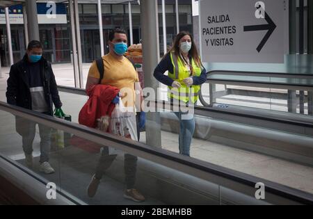 Ausbruch des Coronavirus (COVID 19). Die Patienten verlassen das Krankenhaus, nachdem sie die Krankheit im provisorischen Feldkrankenhaus für Coronavirus-Patienten auf dem IFEMA Messegelände von Madrid überwunden haben, um die Sättigung der Krankenhäuser aufgrund der COVID-19-Pandemie zu entladen.(Foto: Jose Cuesta/261/Cordon Press) Quelle: CORDON PRESS/Alamy Live News Stockfoto