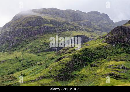 Wasser, das nach starkem Regen von den Three Sisters of Glen Coe nach Beinn Fhada (811M), Glen Coe, Highland, Schottland, Großbritannien, abfließt Stockfoto