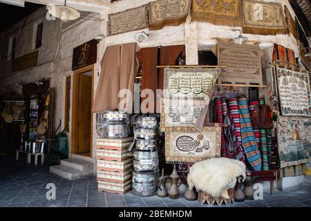 Doha, Katar - 2. März 2020: Blick auf den traditionellen arabischen Markt Souq Waqif Verkauf von Teppichen und Kleidung in Doha City in Katar Stockfoto