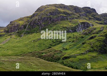 Wasser, das nach starkem Regen von Beinn Fhada (811M) abfließt, Glen Coe, Highland, Schottland, Großbritannien Stockfoto