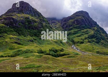 Wasser, das nach starkem Regen von den Three Sisters of Glen Coe abfließt Coire nan Lochan mit Gearr Aonach (692M links), Guala Laidir (rechts) und Stob Coire Stockfoto