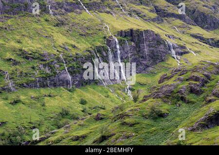 Nach starkem Regen strömte Wasser aus Beinn Fhada, Glen Coe, Highland, Schottland, Großbritannien Stockfoto