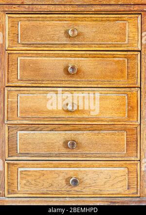 Traditionelle Kommode aus Holz mit fünf Schubladen. Frontalansicht. Stockfoto