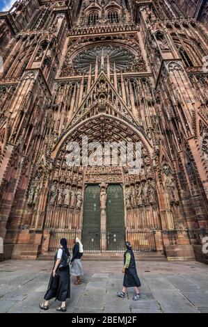 Das Westportal des Straßburger Doms, mit Tausenden von Figuren geschmückt, Straßburg, Elsass, Frankreich Stockfoto