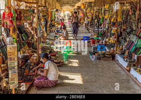 NZAung-U, MYANMAR - Straßenmarkt Stockfoto