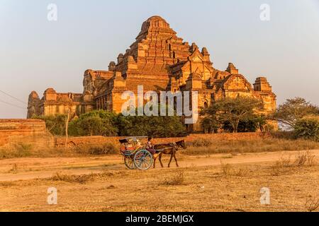 Tourist mit Karrenfahrt, Bagan Stockfoto