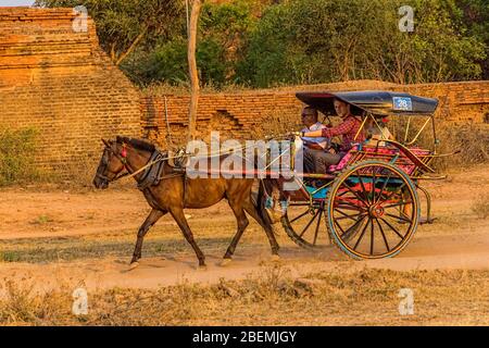 Tourist mit Karrenfahrt, Bagan Stockfoto