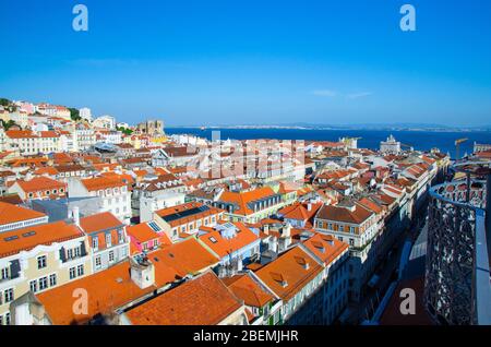 Portugal, Panoramablick auf die Altstadt Lissabon im Sommer, touristisches Zentrum von Lissabon, St. George's mittelalterliche Burg in Lissabon, Lissabon roten Ziegeldächer Pano Stockfoto