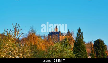 Blick auf Schloss Wernigerode in der Ferne. Stockfoto