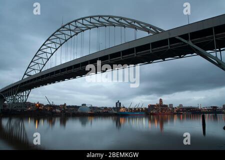 Blick auf die große Fremont Stahlbogenbrücke über den Willamette River in Portland, die die Interstate 405 über das Wasser führt Stockfoto