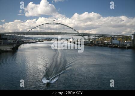 Blick auf die große Fremont Stahlbogenbrücke über den Willamette River in Portland, die die Interstate 405 über das Wasser führt Stockfoto