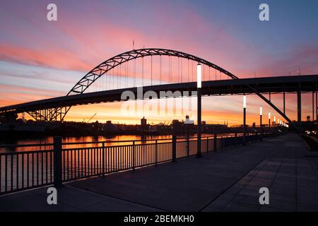 Fremont Bridge in Portland mit einem rosa Sonnenaufgangshimmel Stockfoto