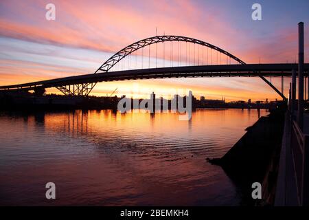 Fremont Bridge in Portland mit einem rosa Sonnenaufgangshimmel Stockfoto