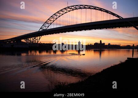 Fremont Bridge in Portland mit einem rosa Sonnenaufgangshimmel Stockfoto