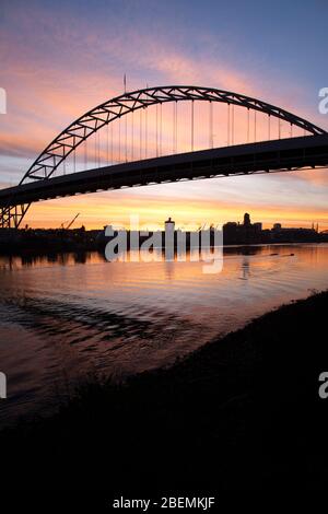 Fremont Bridge in Portland mit einem rosa Sonnenaufgangshimmel Stockfoto