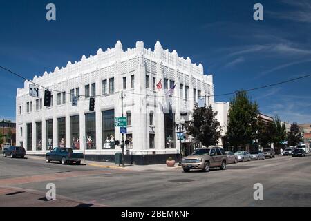 Blick auf Geschäfte und Restaurants in der Innenstadt von Klamath Falls, Oregon unter einem klaren blauen Himmel Stockfoto