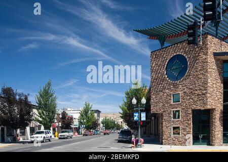 Blick auf Geschäfte und Restaurants in der Innenstadt von Klamath Falls, Oregon unter einem klaren blauen Himmel Stockfoto