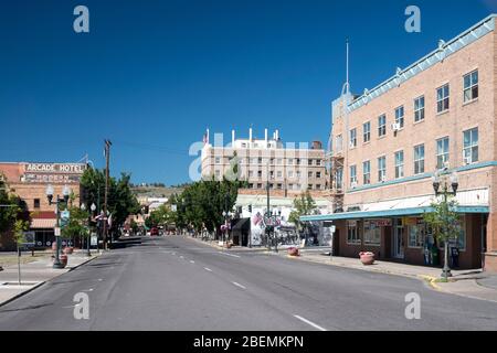 Blick auf Geschäfte und Restaurants in der Innenstadt von Klamath Falls, Oregon unter einem klaren blauen Himmel Stockfoto