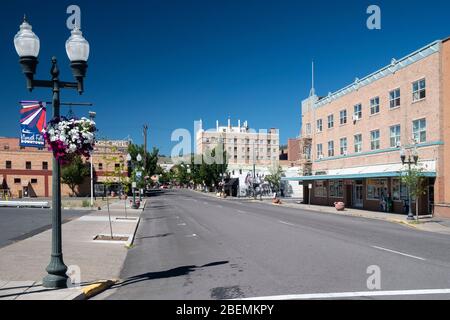 Blick auf Geschäfte und Restaurants in der Innenstadt von Klamath Falls, Oregon unter einem klaren blauen Himmel Stockfoto