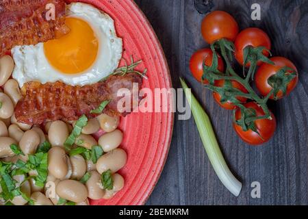 Bauer Mahlzeiten Bohneneier Speck Tomaten kühlen Knoblauch Stockfoto