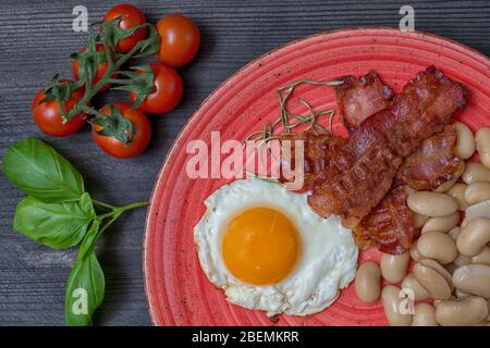 Bauern Mahlzeiten Bohneneier Speck Tomatto Basilico Kirschtomate Stockfoto