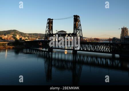 Blick auf die einzigartige historische Teleskopschiene und Straßenlift Stahlbrücke über den Willamette River in der Innenstadt von Portland, Oregon Stockfoto