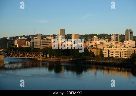 Skyline der Innenstadt von Portland am Willamette River bei Sonnenaufgang Stockfoto