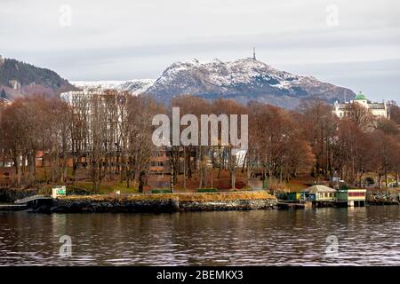 Winter auf der Nordnes Park Halbinsel, am Eingang zum Hafen von Bergen, Norwegen. Universität Bergen, Institut für Meeresforschung, Havforskningsins Stockfoto