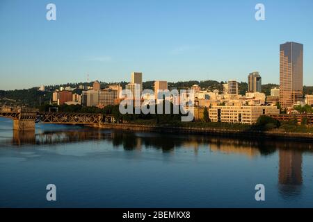 Skyline der Innenstadt von Portland am Willamette River bei Sonnenaufgang Stockfoto