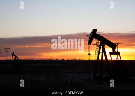 Ölpumbiber bei der Arbeit in der Morgendämmerung im reichen Permian Basin von Western Texas Stockfoto