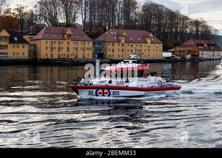 SAR-Schiff Redningsselskapet kristian Gerhard Jebasen II in den Hafen von Bergen, Norwegen Stockfoto