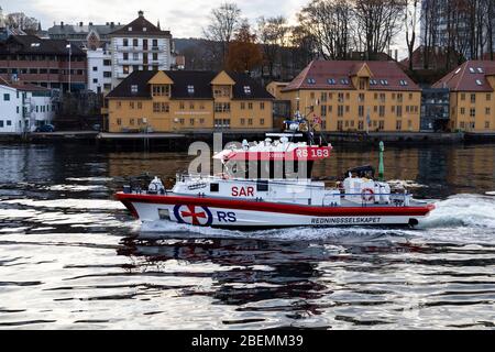 SAR-Schiff Redningsselskapet kristian Gerhard Jebasen II in den Hafen von Bergen, Norwegen Stockfoto