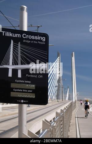 Portland'sTilikum Überqueren Sie eine Seilbrücke über den Willamette River an einem Sommertag Stockfoto