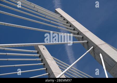 Portland'sTilikum Überqueren Sie eine Seilbrücke über den Willamette River an einem Sommertag Stockfoto