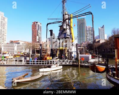 Marine-Schifffahrtsmuseum mit Schiffen und Booten auf dem Wasser im Fluss im Hafen von rotterdam in den niederlanden Stockfoto