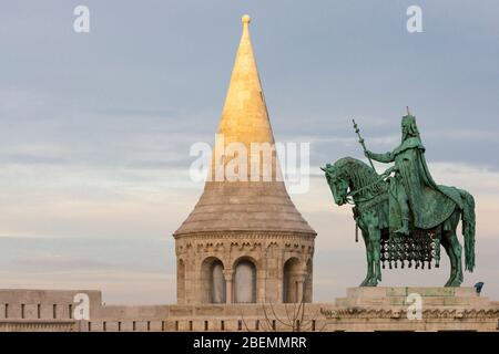 Reiterstatue von König Stephan I. in der Fischerbastei, Budapest Stockfoto