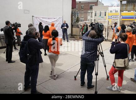 Brooklyn, Usa. April 2020. Der Bürgermeister von New York, Bill de Blasio, spricht mit den Arbeitern, als er am Dienstag, den 14. April 2020 die Kampagne gegen Hungernahrungsmittelschrank in New York City besucht. Bis heute sind fast 285,000 Menschen infiziert und mehr als 14,000 Menschen sind in NY, NJ und CT gestorben. Es gibt jedoch Anzeichen dafür, dass die Kurve abflacht. Foto von John Angelillo/UPI Quelle: UPI/Alamy Live News Stockfoto