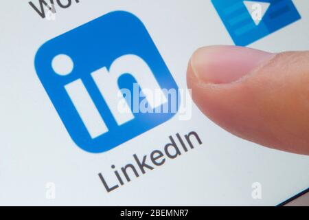 Calgary, Alberta. Kanada. 11. April 2020. Eine Person, die die LinkedIn-Anwendung auf einem weißen Hintergrund öffnen wird. Stockfoto