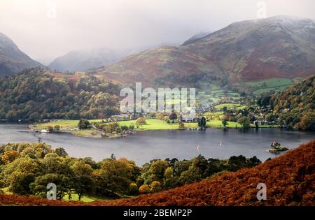 Das Cumbrian Dorf Glenridding eingebettet in einem Tal zwischen den Ufern von Ullswater und Bergen dahinter, English Lake District, Cumbria, Großbritannien Stockfoto