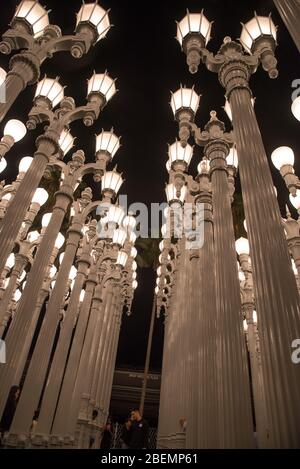 LOS ANGELES, CA/USA - 1. SEPTEMBER 2019: Die Urban Lichtskulptur im Los Angeles County Museum of Art ist ein beliebter Instagram-Foto-Hotspot Stockfoto