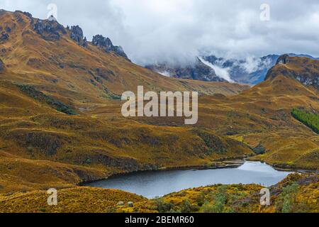 Ein Tag der Nostalgie im Cajas Nationalpark mit einer seiner mehr als 200 Lagunen in den Anden Paramo, Cuenca Region, Azuay Provinz, Ecuador. Stockfoto