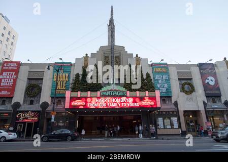 LOS ANGELES, CA/USA - 24. November 2018: Weihnachtsbäume schmücken das Festzelt des berühmten Pantages Theatre in Los Angeles Stockfoto