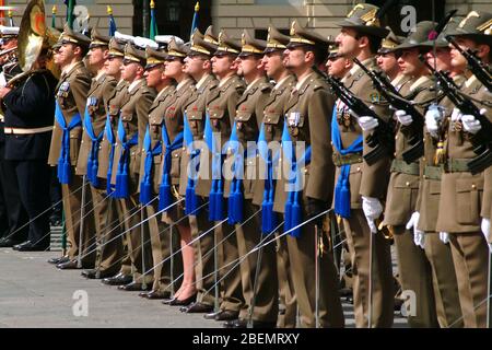 Turin, Piemont, Italien - 06/02/2007 - Tag Der Italienischen Republik. Die Flaggenanhebung mit Streitkräften. Stockfoto