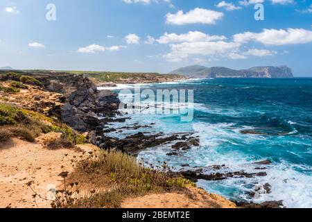 Felsige Küste im Nordwesten Sardiniens zwischen Portoferro und Capo Caccia Stockfoto