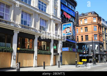 Die Kinos schlossen auf der verlassenen Shaftesbury Avenue im Londoner West End, unter der Sperrung der Coronavirus-Pandemie, Großbritannien Stockfoto